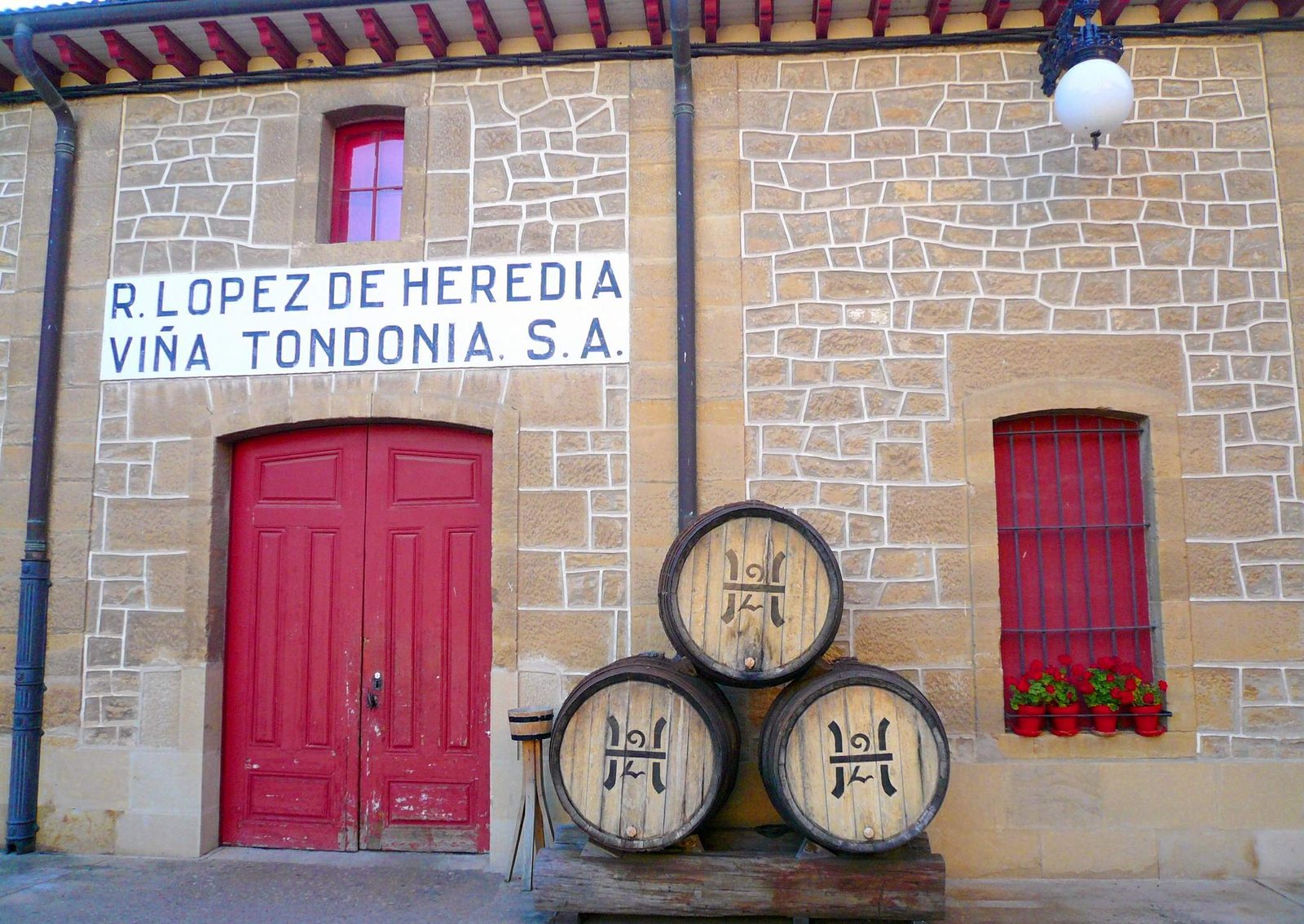 Bodegas López de Heredia Viña Tondonia, en el Barrio de la Estación de Haro. Foto: Zarateman (CC0), Wikimedia Commons.