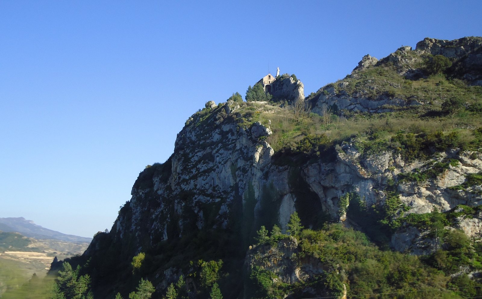 Ermita de San Felices en los Riscos de Bilibio, donde se celebra la Batalla del Vino. Foto: Asier Sarasua Garmendia (CC BY-SA 3.0), Wikimedia Commons.
