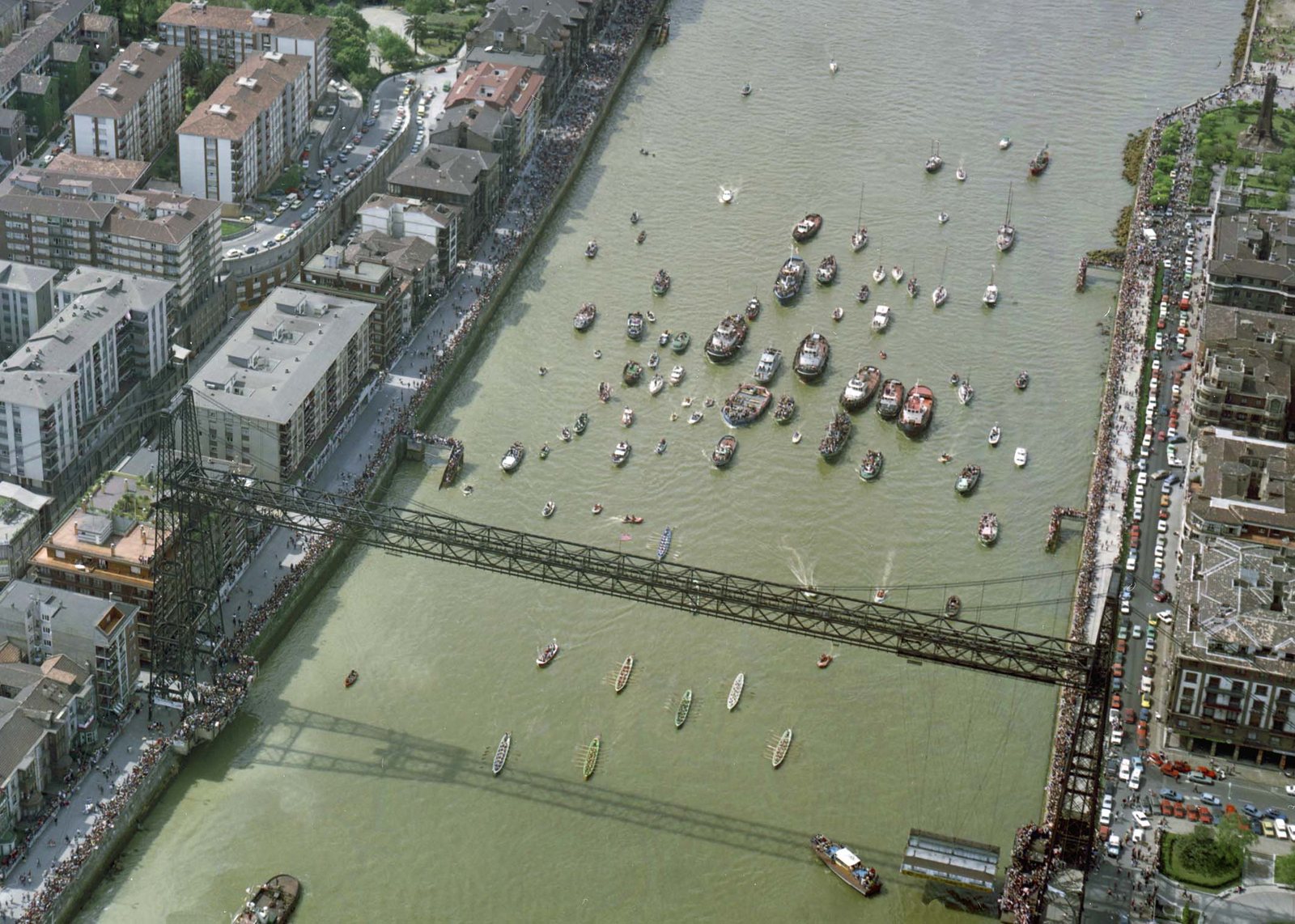 La Gabarra pasa bajo el Puente Colgante el 3 de mayo de 1983. Foto: fondo fotográfico de FOAT (CC BY 4.0), Wikimedia Commons.