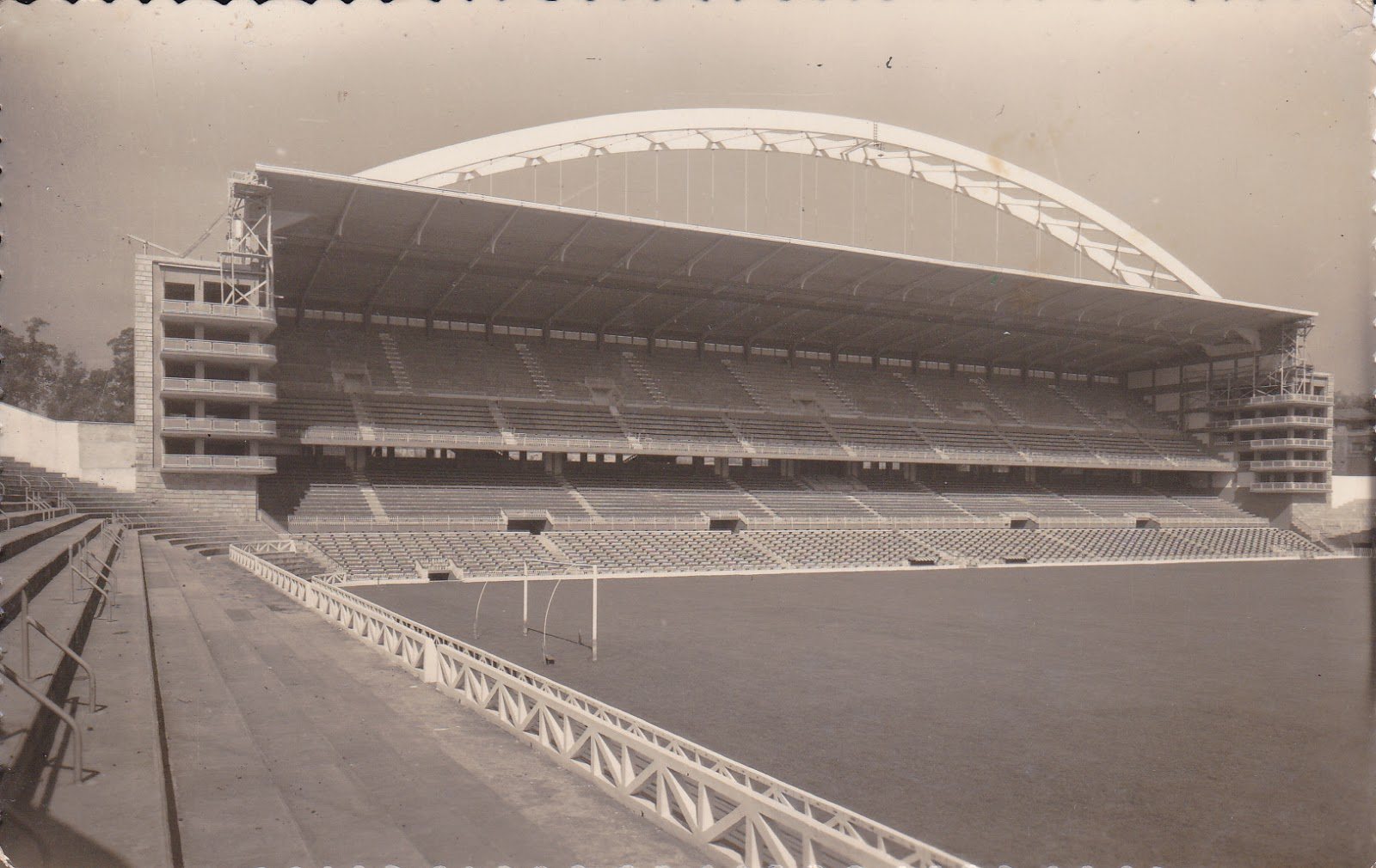 La tribuna principal del viejo San Mamés, con su arco, recién terminada en 1953. Foto: Carlos Fernández Casado (dominio público), Wikimedia Commons.