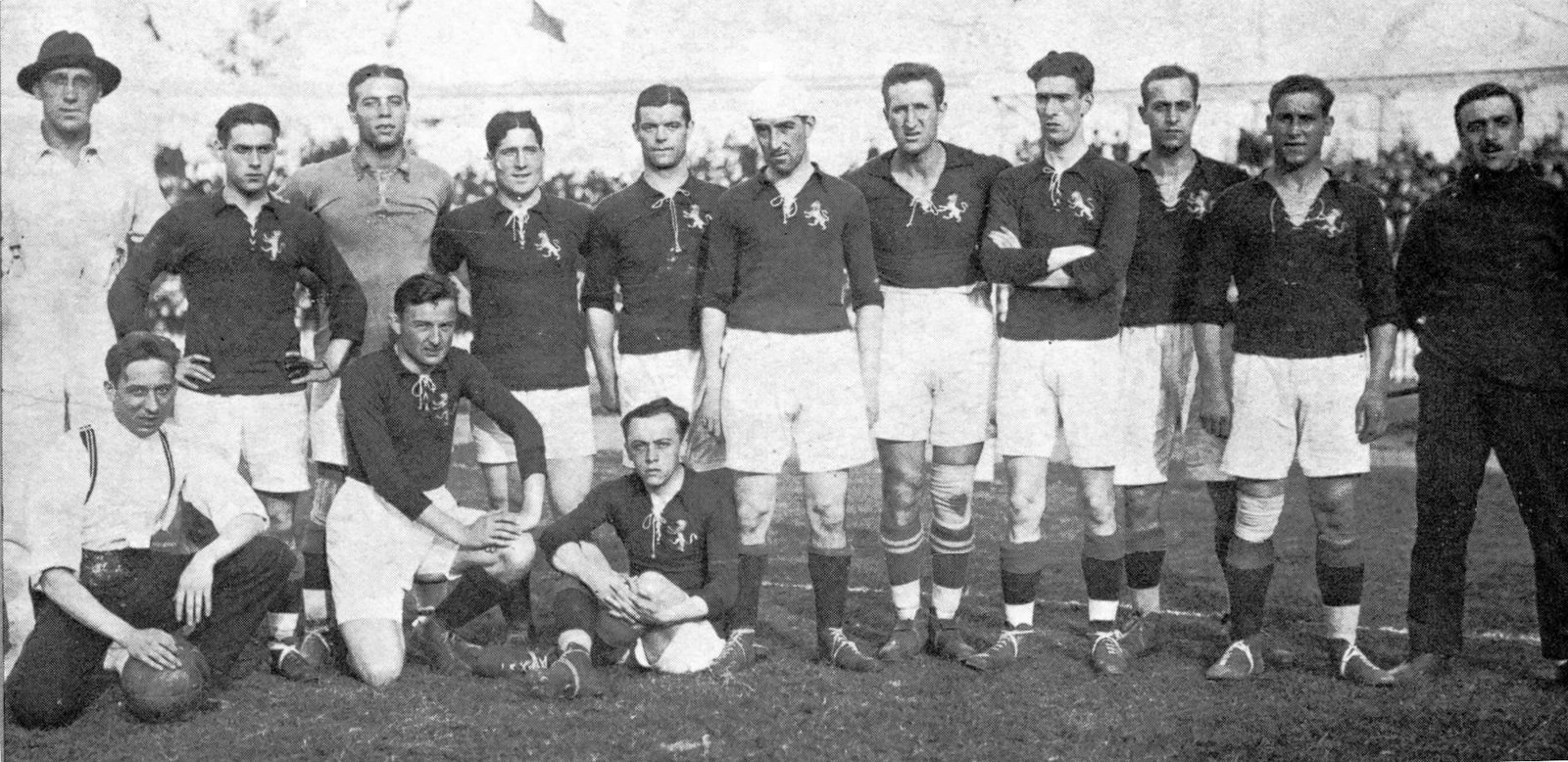 La selección española que jugó contra Bélgica en los Juegos de Amberes de 1920. Pichichi es el sexto por la izquierda de los que están de pie. Foto: autor desconocido (dominio público), Wikimedia Commons.