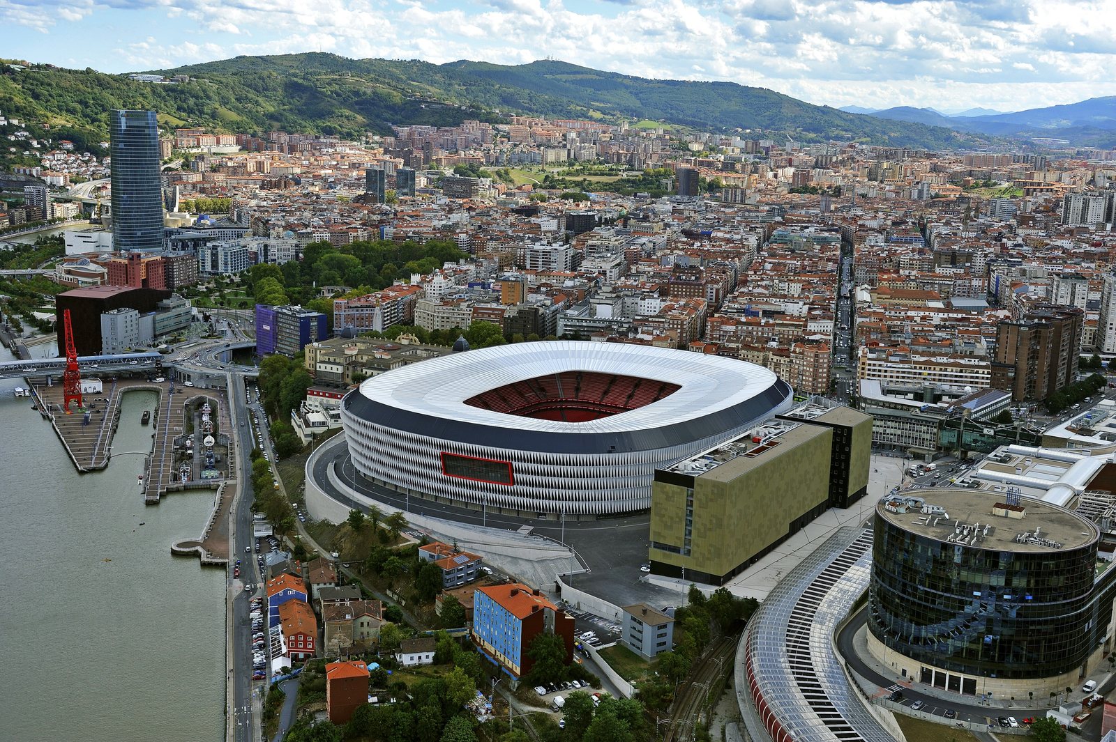 Vista de Bilbao con el estadio de San Mamés, en 2014. Foto: Mikel Arrazola (CC BY 3.0), Wikimedia Commons.